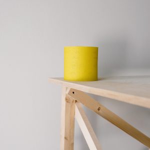 Eine Rolle gelbes Malerkrepp auf dem Rand eines Tapeziertisches